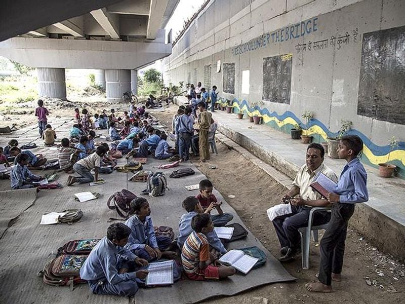 school under Metro bridge teaches these slum children inspiring story kpt