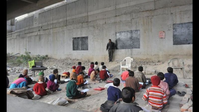 school under Metro bridge teaches these slum children inspiring story kpt