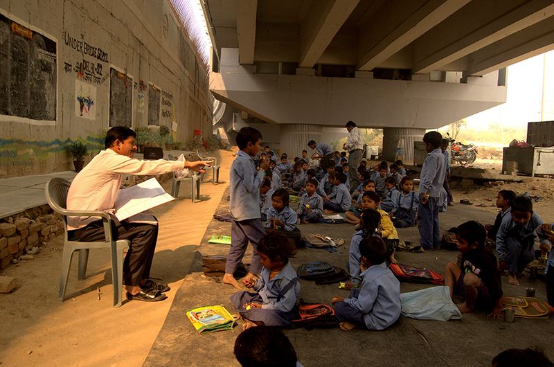 school under Metro bridge teaches these slum children inspiring story kpt