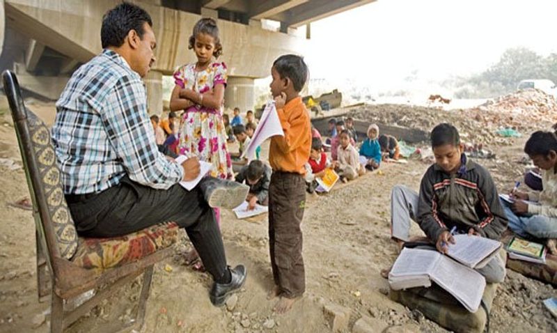school under Metro bridge teaches these slum children inspiring story kpt