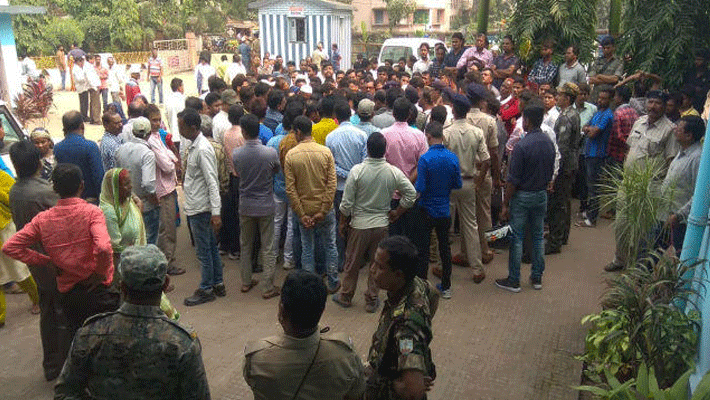 youths beat up deputy collector bilaspur kpr youths beat up deputy collector bilaspur kpr