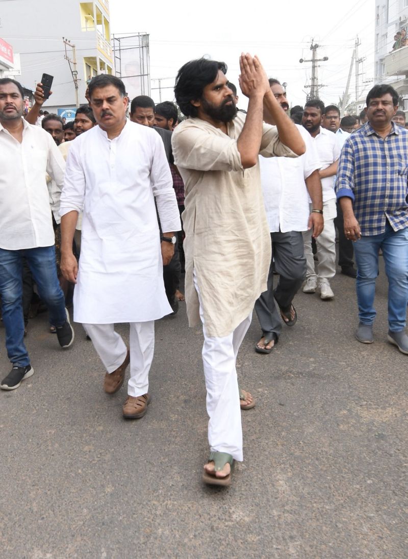 కాగా ఇప్పుడు నెగటివ్ రావడంతో అభిమానులు ఊపిరి పీల్చుకుంటున్నారు. సంతోషంతో సంబరాలు చేసుకుంటున్నారు. ఇప్పటికే మెగా ఫ్యామిలీలో చాలా మందికి కరోనా సోకింది.