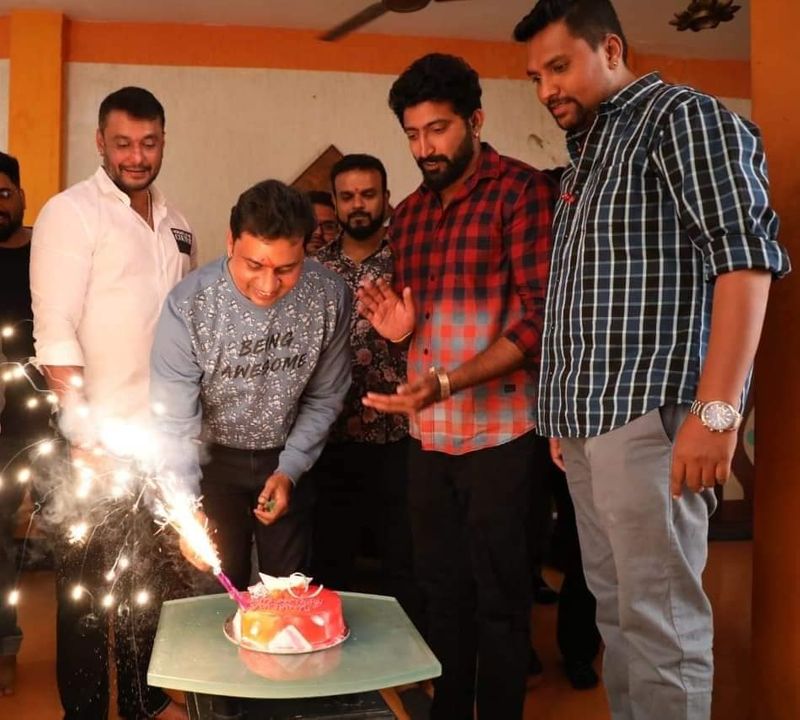 Sandalwood Actor darshan welcomes new year 2020 by dubbing roberrt Film