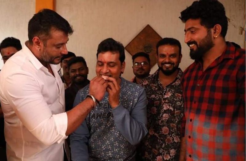 Sandalwood Actor darshan welcomes new year 2020 by dubbing roberrt Film