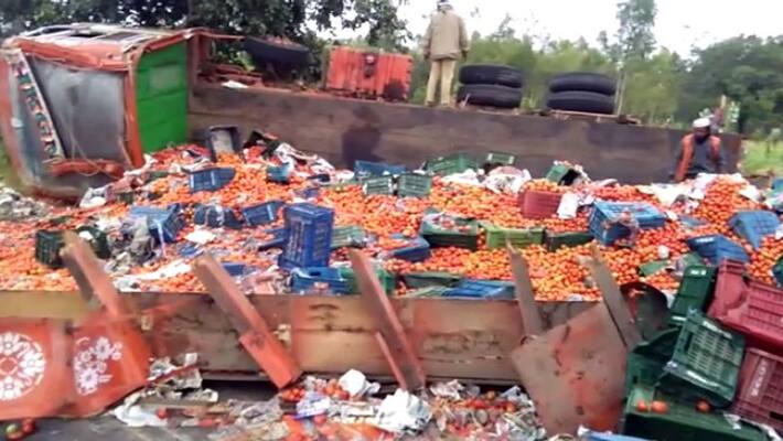 Lorry carrying Tomatoes falls down in kolar Lorry carrying Tomatoes falls down in kolar