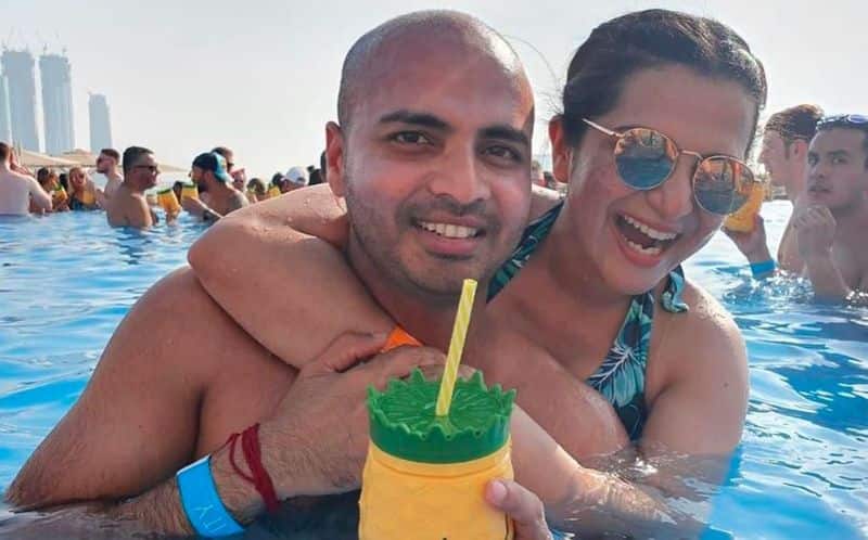 anchor divya dharshini swimming wear with her boyfriend photo goes viral
