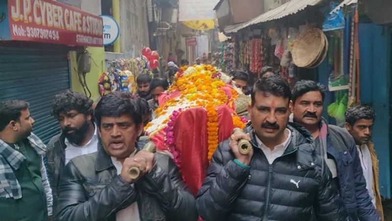 रवि के पिता की दोपहर में बीएचयू से मणिकर्णिका घाट तक शव यात्रा निकाली गई। शव यात्रा में हजारों लोग शामिल हुए।