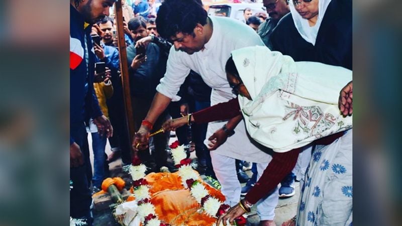 पिता के निधन पर रवि किशन भावुक हो गए थे। रवि किशन ने कहा- 'यही हमारी दुनिया थे, आज वे साथ नहीं हैं। मेरा कोई गुरु नहीं था। न ही मैंने भगवान को देखा है। आध्यात्म से लेकर जीवन जीना पिता जी ने ही मुझे सिखाया। वो मेरे गुरु भी थे और भगवान भी। आज मैं बहुत अकेला हो गया हूं। वो दो महीने से बीमार भी थे। आज मेरे सिर से बड़ा साया चला गया। 31 तारीख हर साल आएगी लेकिन शब्दों में नहीं बता सकता कि मैंने क्या खो दिया।'