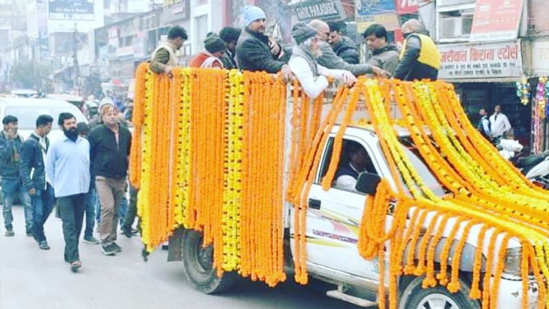 पिछले कई महीनों से मुंबई में उनका इलाज चल रहा था। हालांकि तबीयत में सुधार नहीं होता देख उन्होंने वाराणसी में अपना शरीर त्यागने की इच्छा जताई थी।