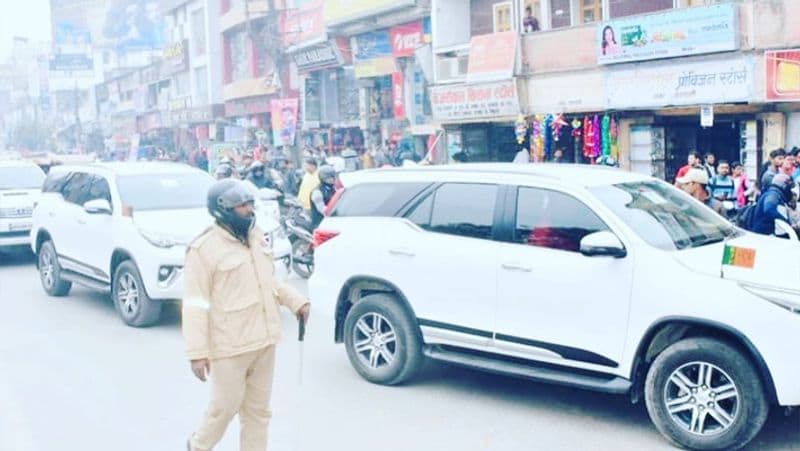 रवि किशन के पिता को 15 दिन पहले वाराणसी लाया गया था। रवि किशन ने अपने जीवन में पिता को ही अपना गुरु माना था। इसके अलावा उन्होंने किसी को अपना गुरु नहीं माना।
