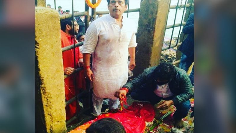 रवि किशन का जन्म मुंबई के सांताक्रूज इलाके में एक छोटी सी चाल में हुआ था लेकिन वे मूल रुप से जौनपुर के रहने वाले हैं।