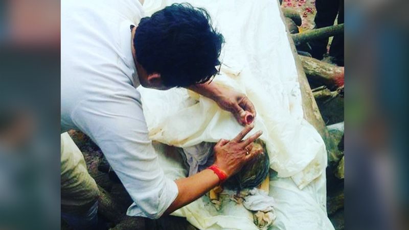 उनके पिता पंडित श्याम नारायण शुक्ला मुंबई में पुरोहित थे और उनका डेयरी का छोटा सा बिजनेस था।