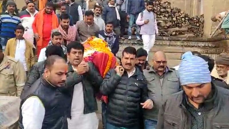 मणिकर्णिका घाट पर पिता के अंतिम संस्कार में बड़े भाई रामशुक्ल ने मुखाग्नि दी। इस दौरान शव यात्रा में वाराणसी के जिला अध्यक्ष हंश राज विश्वकर्मा महानगर अध्यक्ष विद्या सागर राय, स्वच्छ भारत मिशन के अध्यक्ष विरेंद्र तिवारी, ब्राह्मण महासभा के अध्यक्ष सूड्डू महाराज, वाराणसी कैंट विधायक सौरभ चंद्र श्रीवास्तव सहित कई लोग मौजूद थे।