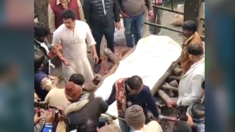 रवि किशन जब 10 साल के थे तब उनके पिता का उनके चाचा के साथ विवाद हो गया और कारोबार बंद कर दोनों को जौनपुर लौटना पड़ा।
