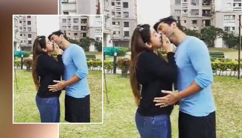 অঙ্কুশ-ঐন্দ্রিলাঃ প্রত্যেকের মতো বর্ষবরণ উদযাপনে মেতেছিলেন অঙ্কুশ-ঐন্দ্রিলা। কিন্তু সকলে যেমন চুমু খেয়ে নতুন বছর উদযাপন করলেন তারা সেটা করলেও তার মধ্যে একটু হটকে ছিল এই যুগলের কেমিস্ট্রি। কারণ বর্ষবরণের শুভেচ্ছার সঙ্গে বয়ফ্রেন্ড অঙ্কুশের পর্দাফাঁসও করলেন তিনি। মুহূর্তে ভাইরাল হয়েছে তার এই ভিডিও।