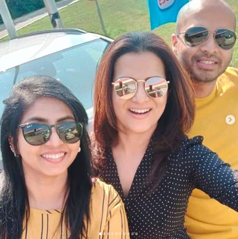 anchor divya dharshini bored selfie photo goes viral