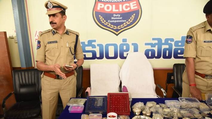 jammikunta police arrested two accised in jewellery robbery case jammikunta police arrested two accised in jewellery robbery case