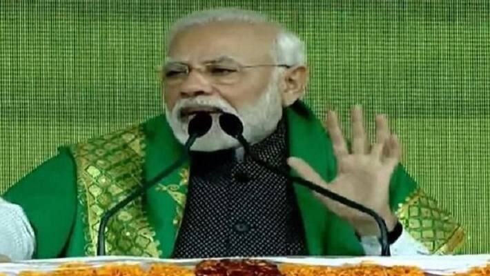 PM Modi felicitates farmers wearing green shawl in tumakur PM Modi felicitates farmers wearing green shawl in tumakur