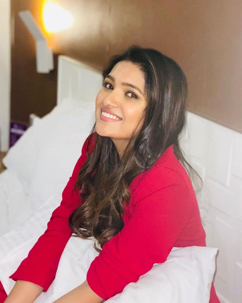 Serial Actress Vani bhojan Bed Room Photo Shoot