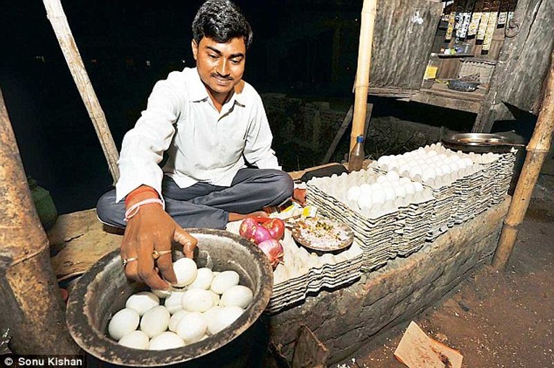 IAS success story of IAS manoj kumar rai who sold eggs in his struggling days in delhi kpt