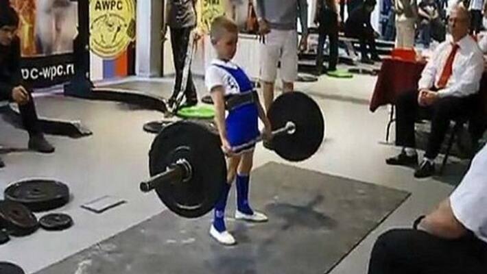 When the child of 11 lifted 100 kg, people were shocked to see KPI When the child of 11 lifted 100 kg, people were shocked to see KPI