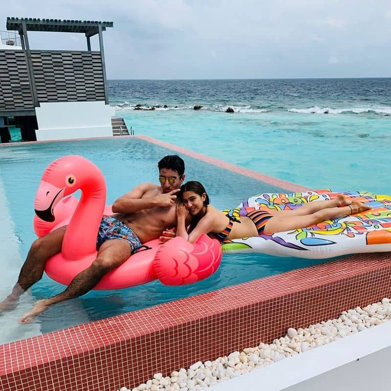 सारा अली खान वर्तमान में अपने भाई इब्राहिम अली खान के साथ मालदीव में छुट्टी का आनंद ले रही हैं जहां वह दोनों पूल में मस्ती करते हुए देख सकते हैं।