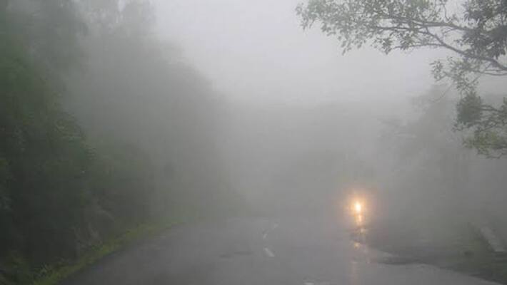 Fog Covers Shiradi Ghat in Hassan Commuters Suffer Fog Covers Shiradi Ghat in Hassan Commuters Suffer