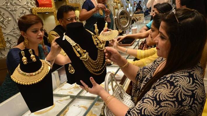 Gold prices drops record margin in kolkata Gold prices drops record margin in kolkata
