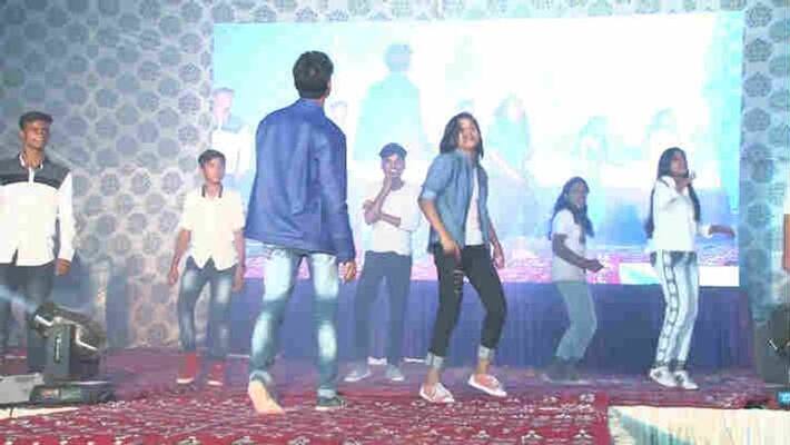 dance in smart class room of government school on bhojpuri song kpm dance in smart class room of government school on bhojpuri song kpm