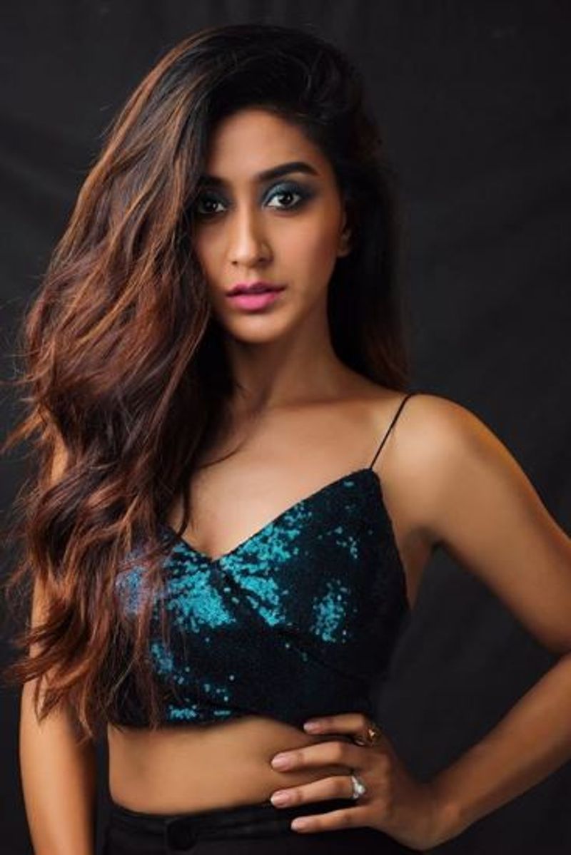 Sandalwood star couple Om prakash Rekha das daughter shravya photo gallery