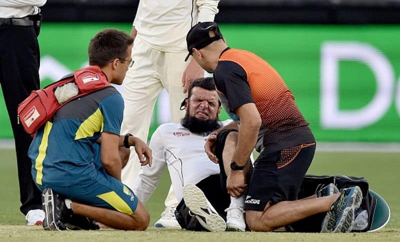 umpire aleem dar hilarious run in field during australia vs new zealand test