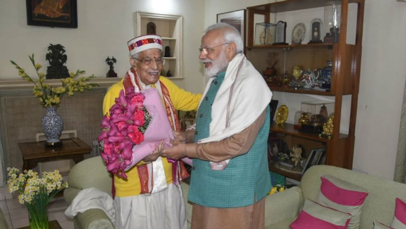 তবে রাম মন্দির ট্রাস্টের দাবি বিজেপির বর্ষীয়াণ এই দুই নেতাকেই আমন্ত্রণ জানান হচ্ছে। চম্পাত রাই সবাইকে আমন্ত্রণ জানাচ্ছেন।
