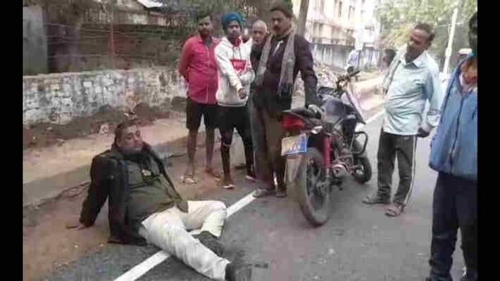 drunken policeman made noise in market in munger later arrested kpm drunken policeman made noise in market in munger later arrested kpm