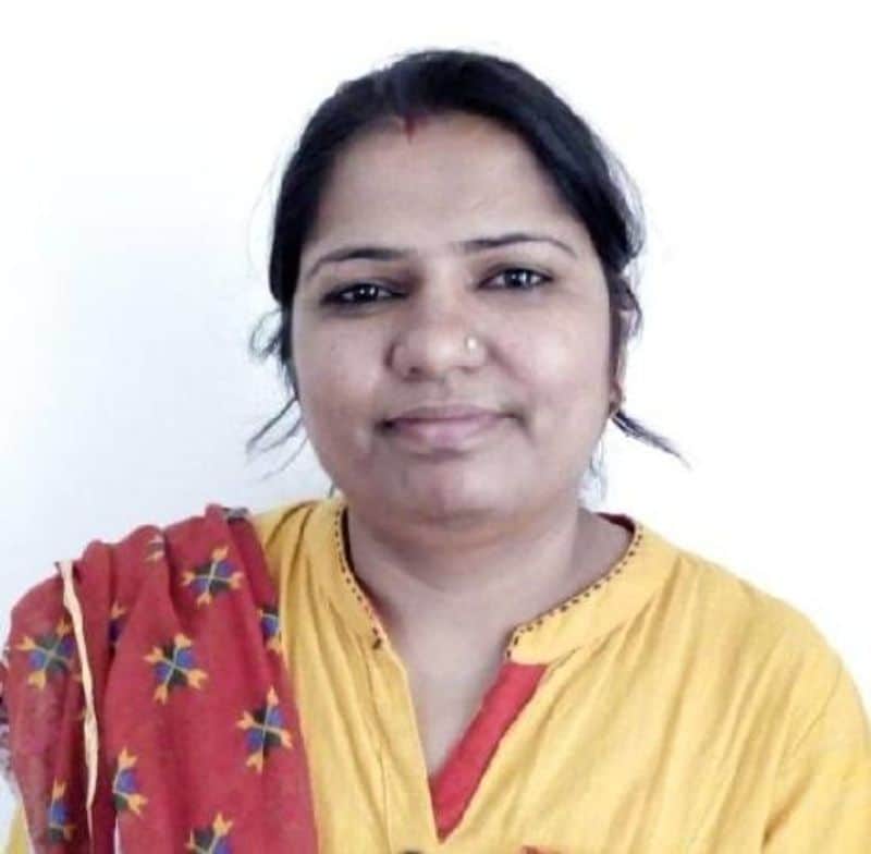 फुल टाइम हाउस वाइफ पुष्पा ने दूसरे अटेंप्ट में सिविल सर्विस एग्जाम क्लियर किया। साल 2017 में UPSC सिविल सर्विस एग्जाम में उन्होंने ऑल इंडिया 80वीं रैंक हासिल की। उन्होंने घर बैठकर ही पढ़ाई की और एग्जाम क्लियर किया।
