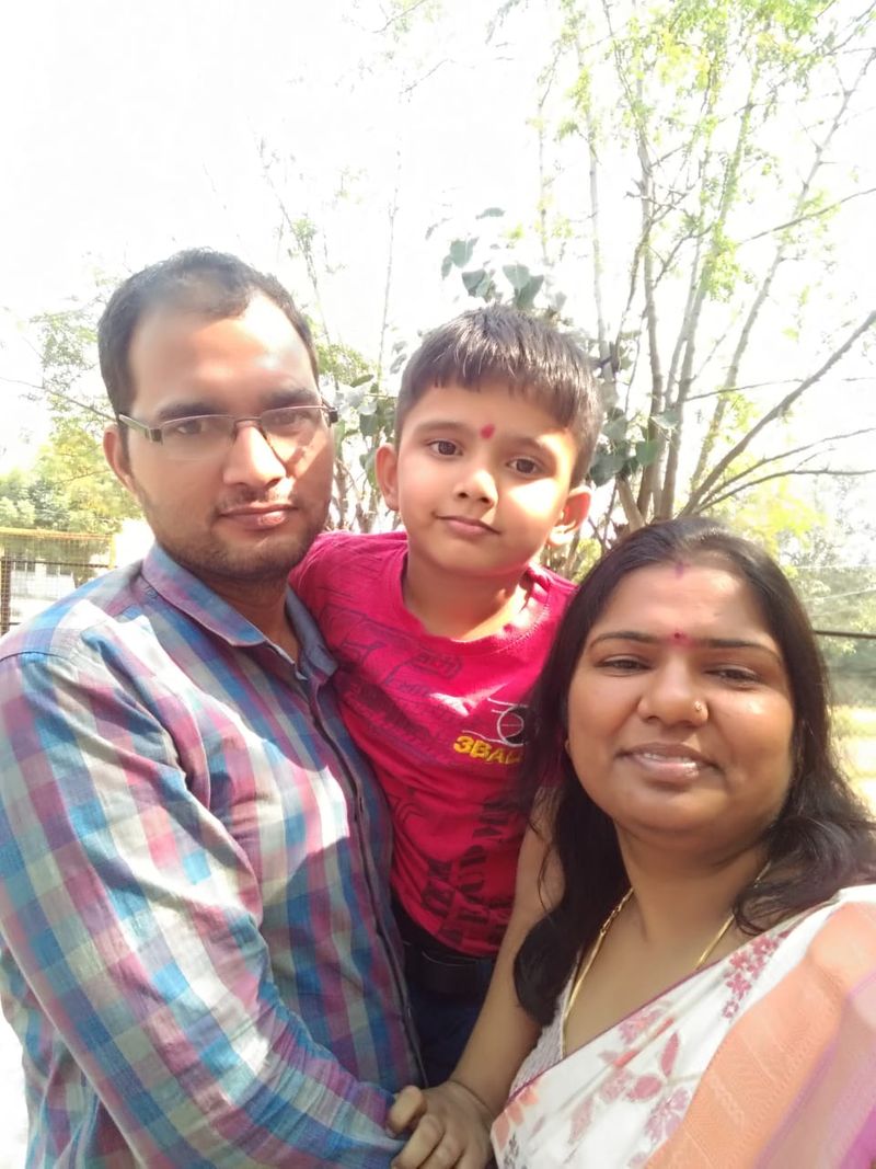 पुष्पा का डेली रूटीन काफी मुश्किल था। सुबह उठना खाना, घर के सैकड़ों काम और छोटे बच्चे की जिद और देखभाल। ये सब वो अकेले करती रहीं और समय निकालकर किताबें हाथ में ले लेती थीं। उन्होंने UPSC सिविल सर्विस एग्जाम को क्रैक करने के अपने ख्वाब को सच कर दिखाया। उन्होंने एक बार फिर इस मिसाल को तजुर्बे में बदल दिया कि कड़ी मेहनत, समर्पण और दृढ़ता के साथ किसी भी लक्ष्य को पाया जा सकता है।