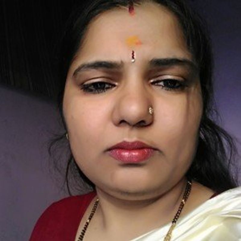 शादी के बाद उनका बच्चा हो गया। ससुराल पति, बच्चे जैसी जिम्मेदारी में घिरी पुष्पा पहले भी नौकरी कर रही थीं। पुष्पा, स्टेट बैंक ऑफ हैदराबाद में असिस्टेंट मैनेजर थीं। पर पुष्पा के इरादे चट्टान जैसे मजबूत थे, उन्होंने अधिकारी बनने की ठान ली। उन्होंने 2015 में नौकरी से इस्तीफा दिया और तभी से सिविल सर्विस परीक्षा (Civil Services Exam) की तैयारी शुरू की।