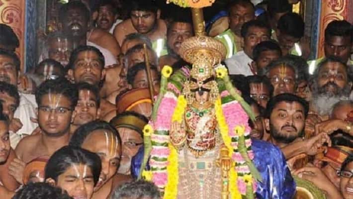 huge level of devotees participated namperumal thirukaithala sevai in srirangam huge level of devotees participated namperumal thirukaithala sevai in srirangam