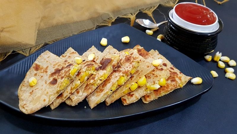 রুটিঃ লাল আটার রুটিতে ফাইবার এবং ভিটামিন বি রয়েছে। ফাইবার কোষ্ঠকাঠিন্য দূর করে শরীরে উষ্ণ ভাব এনে দেয়। ভিটামিন বি দেহকে উষ্ণ রাখে।