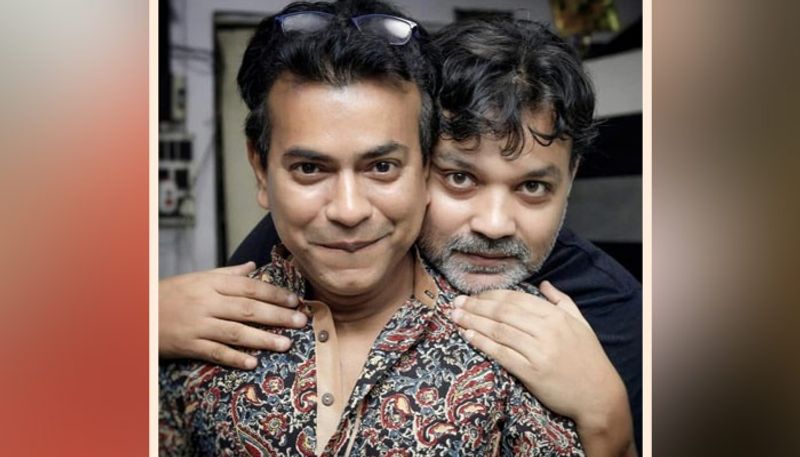 টলিপাড়ার ঘনিষ্ঠ বন্ধু হিসেবে এমনি নামডাক রয়েছে সৃজিত-রুদ্রনীলের। সম্প্রতি কয়েকদিন আগে সৃজিতের বিয়ের সন্ধ্যেতেও আসর জমাতে দেখে গেছে রুদ্রনীলকে। সৃজিত-মিথিলা সহ আত্মীয়-পরিজন, ঘনিষ্ঠ বন্ধুবান্ধবদের মধ্যে নজর কেড়েছিলেন রুদ্রনীল।
