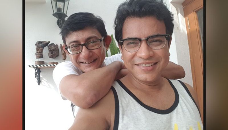 টলি ইন্ডাস্ট্রির খুব ঘনিষ্ঠ বন্ধু কাঞ্চন মল্লিকের সঙ্গে প্রায়শই ছবি শেয়ার করতে দেখা যায় অভিনেতাকে। নিজের ইনস্টাগ্রাম হ্যান্ডেলে কাজের ফাকে নিজেদের খুনসুটির একাধিক ছবিও শেয়ার করেন অভিনেতা।