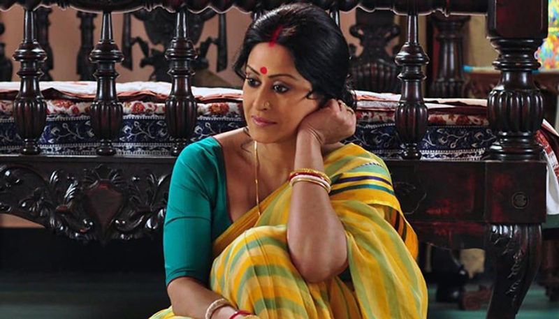 <p>এক বাঙালি মধ্যবিত্ত পরিবারের স্ত্রীয়ের কপালে ঠিক যতটা তাচ্ছিল যুটতে পারে সবটাই যেন ভাগ্য ঢেলে দিয়েছে শ্রীময়ীকে। </p>