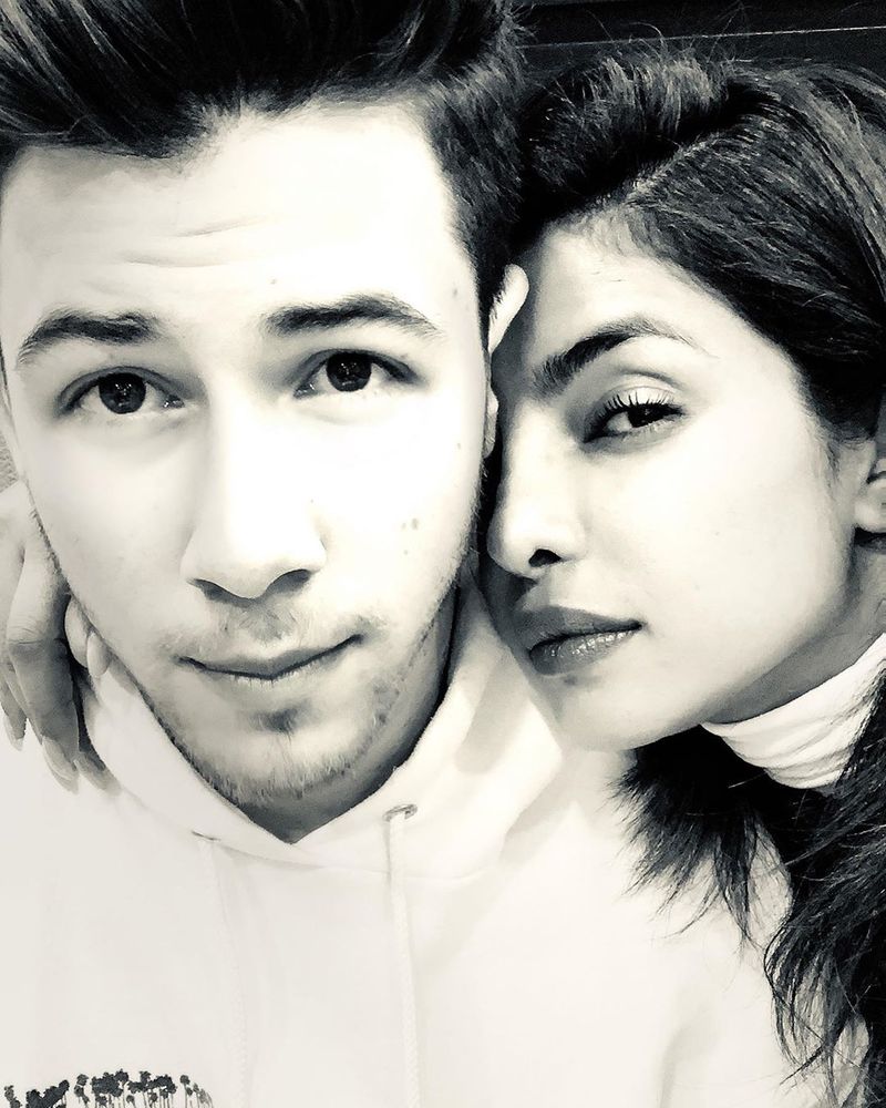 তবুও কোথাও গিয়ে কমেনি তাঁদের প্রেম। ভেতরের সম্পর্ক যেমনই হোক উপরে তা দেখানো চাই। সম্প্রতি গোল্ডেন গ্লোভের রেড কার্পেটেও একই ছবি ধরা দিয়েছিল।