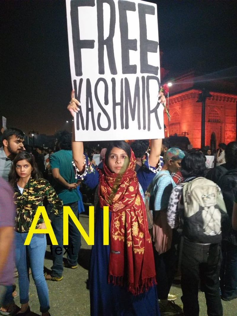 कौन है वो लड़की: विवाद बढ़ने के बाद लड़की ने खुद वीडियो जारी कर सफाई दी। उसने अपना नाम महक है। वह मुंबई में रहती है और लेखक है। उसने कहा कि मेरे पोस्टर का गलत मतलब निकाला जा रहा है।