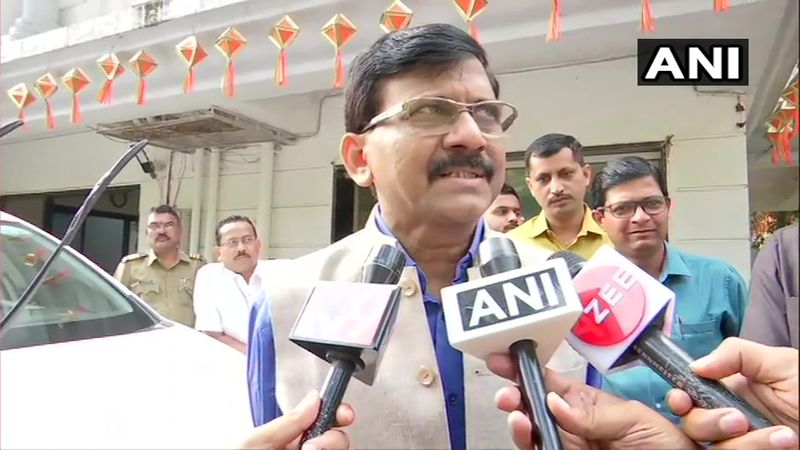 शिवसेना ने दी सफाई: शिवसेना के प्रवक्ता संजय राउत ने कहा, मैंने समाचार पत्र में पढ़ा है कि जिनके हाथ में फ्री कश्मीर का पोस्टर था, उन्होंने सफाई में कहा है कि वे इंटरनेट, मोबाइल और अन्य सेवाओं को शुरू करने की मांग कर रहे थे। अगर कोई कश्मीर को भारत से आजादी की बात करता है, तो उसे बर्दाश्त नहीं किया जा सकता।