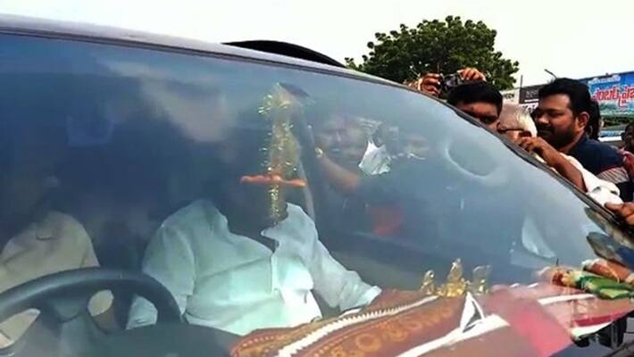 Unknown persons stone pelting on Ysrcp Mla pinnelli Ramakrishna Reddy car Unknown persons stone pelting on Ysrcp Mla pinnelli Ramakrishna Reddy car