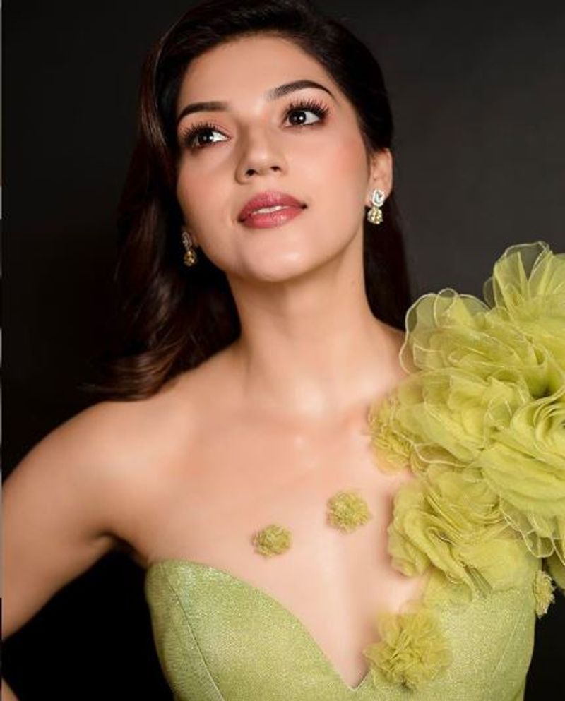 pattas movie actress mehreen pirzanda latest photo shoot