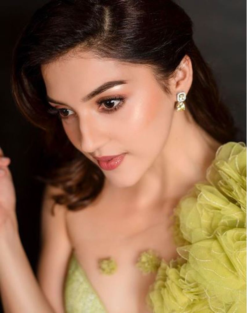 pattas movie actress mehreen pirzanda latest photo shoot