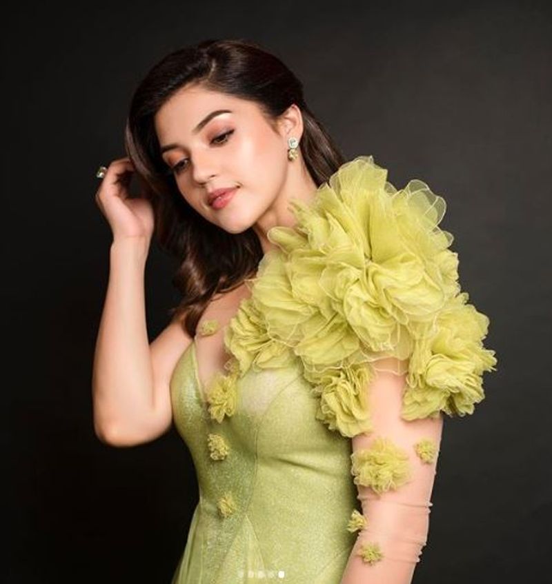 pattas movie actress mehreen pirzanda latest photo shoot