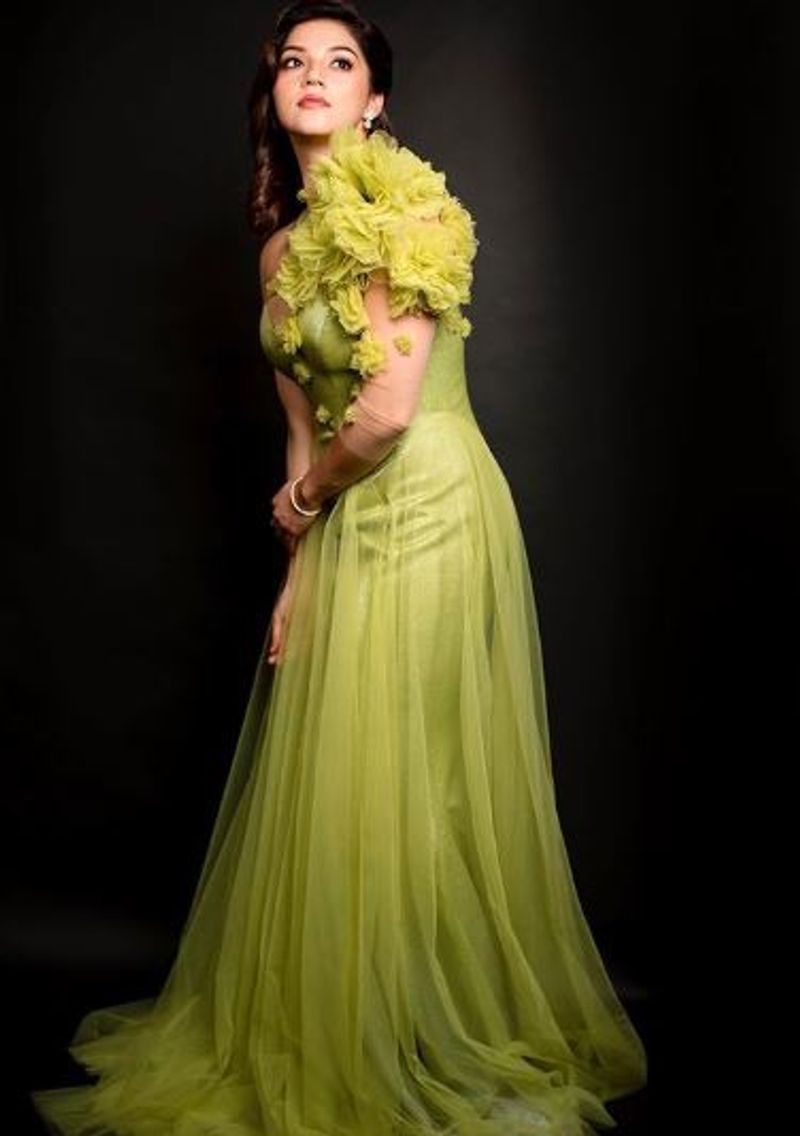 pattas movie actress mehreen pirzanda latest photo shoot