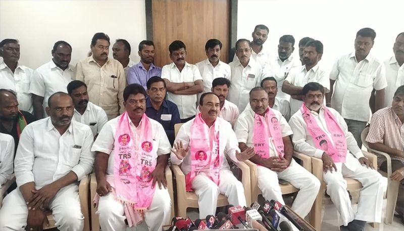 మునిసిపల్ ఎన్నికలు నేడు ముగియగానే ఒక్కసారిగా చెలరేగిన ఈ రాజకీయ దుమారం ఇప్పుడు మంచి రసకందాయంలో పడింది. మున్ముందు ఇది కార్చిచ్చులా మారే ఆస్కారం కూడా లేకపోలేదు. తెలంగాణ రాజకీయాల్లో ఈటల రాజేందర్ గురించి తెలియని వారుండరు. ఉద్యమ సమయం నుంచి మొదలు ఆయన తెలంగాణ ప్రత్యేక రాష్ట్రం కోసం పోరాడారు. 2014 నుంచి మంత్రిగా కొనసాగుతున్నారు.